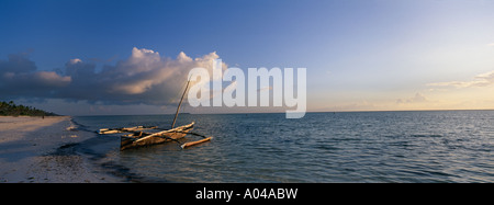 Afrika, Tansania, Zanzibar, Matemwe Bay, hölzerne Angelboot/Fischerboot (dau) in Untiefen am Indischen Ozean in der Morgendämmerung Stockfoto