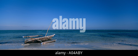 Afrika, Tansania, Zanzibar, Matemwe Bay, hölzerne Angelboot/Fischerboot (dau) in Untiefen am Indischen Ozean in der Morgendämmerung Stockfoto