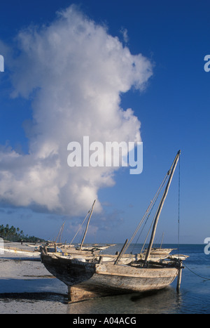 Afrika, Tansania, Zanzibar, Matemwe Bay, hölzerne Angelboot/Fischerboot (dau) in Untiefen am Indischen Ozean in der Morgendämmerung Stockfoto