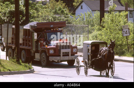 USA-Amish Beförderung und Mack truck Stockfoto