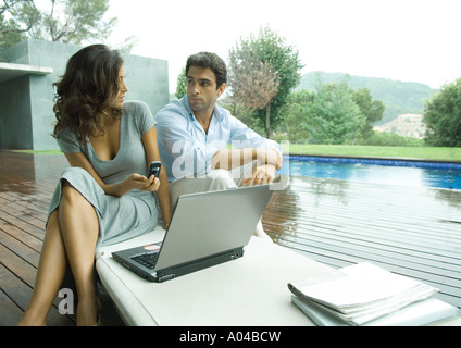 Leger gekleidet Führungskräfte arbeiten vom Beckenrand Stockfoto