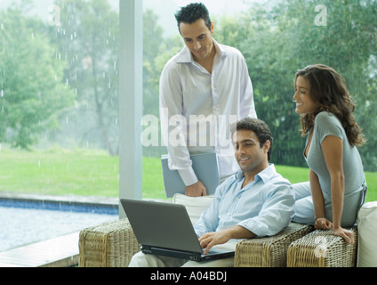 Leger gekleidet Führungskräfte arbeiten vom Beckenrand Stockfoto