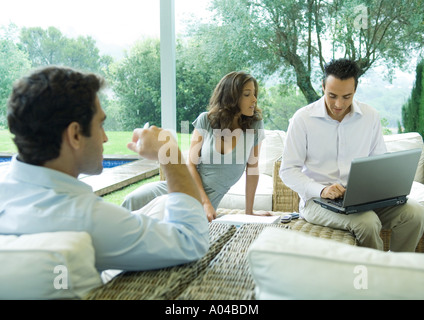 Leger gekleidet Führungskräfte arbeiten vom Beckenrand Stockfoto