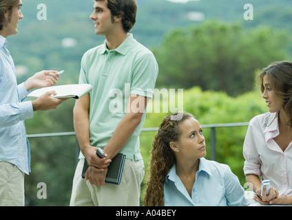 Lässig gekleidet junge Führungskräfte arbeiten im freien Stockfoto