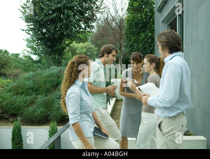 Lässig gekleidet junge Führungskräfte arbeiten im freien Stockfoto