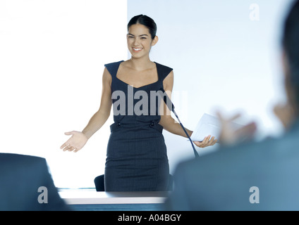 Geschäftsfrau mit Mikrofon sprechen, während seminar Stockfoto