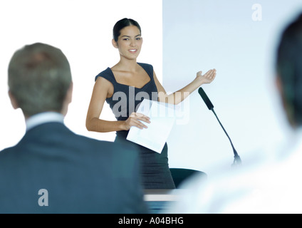 Geschäftsfrau mit Mikrofon sprechen, während seminar Stockfoto