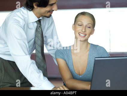 Unternehmer helfen Geschäftsfrau mit laptop Stockfoto