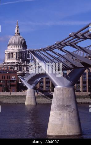 Millennium Bridge über die Themse führt zur St Paul's Cathedral London UK Stockfoto