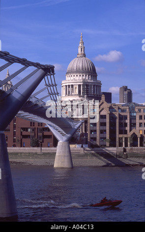 Millennium Bridge über die Themse führt zu St Paul s Cathedral Schnellboot im Vordergrund London UK Stockfoto