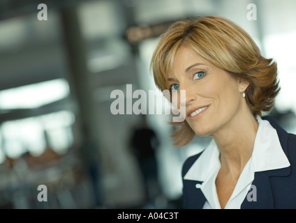 Reife Frau lächelt in die Kamera, Porträt Stockfoto