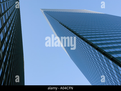 Wolkenkratzer, niedrigen Winkel Ansicht Stockfoto