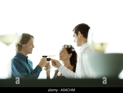 Menschen, die einen Toast mit Gläser Wein Stockfoto