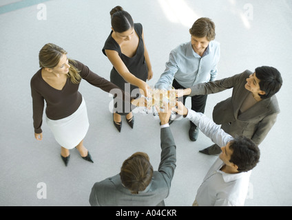 Führungskräfte machen einen Toast während cocktail-Party, erhöhte Ansicht Stockfoto