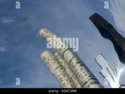 Reflexion von Wolkenkratzern, niedrigen Winkel Ansicht Stockfoto