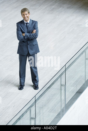 Geschäftsmann mit Armen gefaltet, erhöhte Ansicht stehen Stockfoto