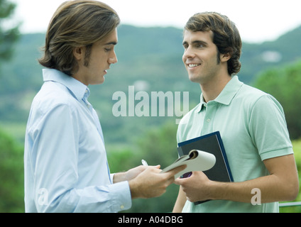 Lässig gekleidet junge Führungskräfte arbeiten im freien Stockfoto