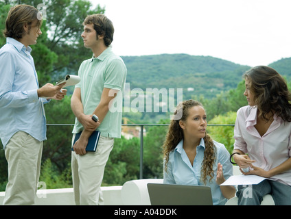 Lässig gekleidet junge Führungskräfte arbeiten im freien Stockfoto