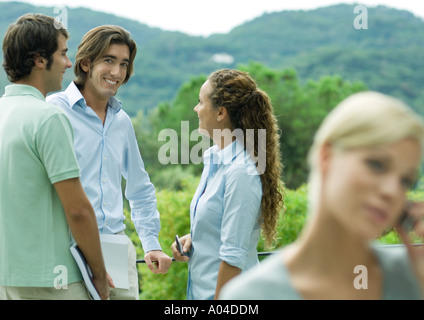 Lässig gekleidet junge Führungskräfte arbeiten im freien Stockfoto