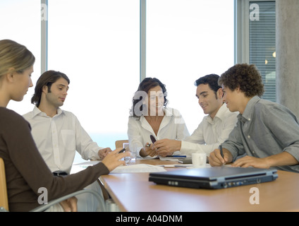 Geschäftspartnern im Konferenzraum im Gespräch Stockfoto