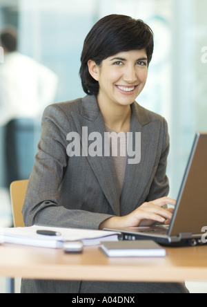 Geschäftsfrau mit Laptop, Porträt Stockfoto