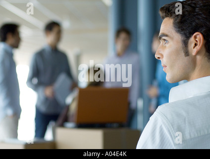 Junger Geschäftsmann, Kollegen treffen, die im Hintergrund Stockfoto