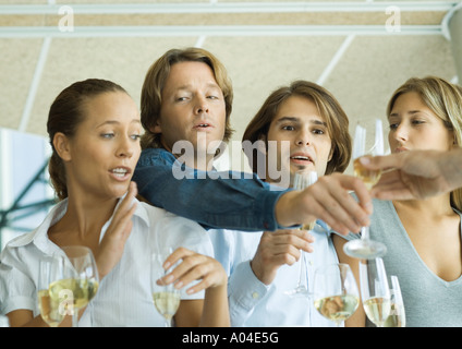 Mann über Freunde Schultern für Glas Champagner Stockfoto