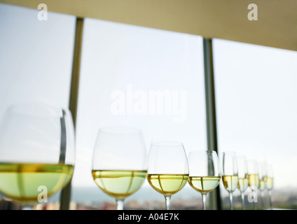 Halb gefüllte Wein und Champagner-Gläser aufgereiht Stockfoto