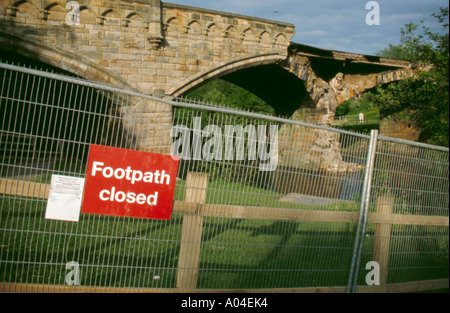 Hochwasser beschädigt, teilweise eingestürzt alte Steinmetzkunst Brücke über den Fluß Swale, Richmond, North Yorkshire, England, UK. Stockfoto
