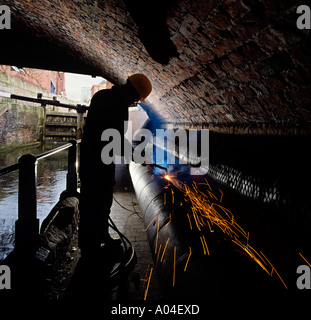 Industrie-Manchester-Mann mit Sauerstoff Acetylen Schneidausrüstung unter Bridgewater Canal bridge Stockfoto