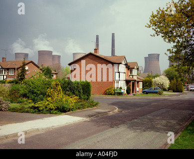 Umwelt-Häuser im Schatten des Kraftwerks Stockfoto