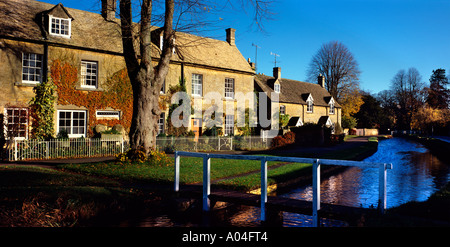 UK Gloucestershire Cotswolds Lower Slaughter im Herbst Stockfoto