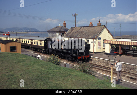 Blue Anchor Seaside Village Bahnhof & bewahrt West Somerset Railway Dampfmaschine 4160 & Zug Ankunft am Bahnsteig Somerset England UK Stockfoto