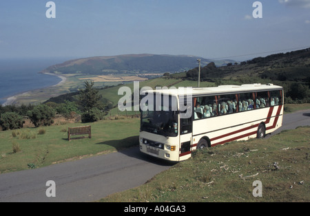 Touristen Passagiere im Reisebus Sightseeing Tour entlang Landstraße im Exmoor Nationalpark ländliche Landschaft Blick über Porlock Bay Somerset England Großbritannien Stockfoto