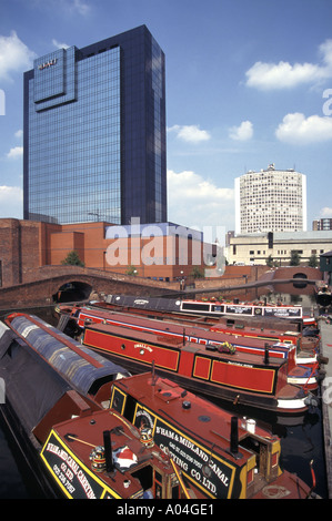 Stadtansicht von Narrowbooten auf Worcester und Birmingham Canal Gas Street Basin & Hyatt Wahrzeichen Wolkenkratzer Hotel in Birmingham West Midlands England Großbritannien Stockfoto