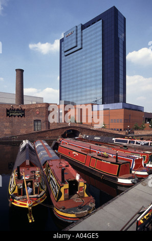 Birmingham schmale Boote vertäut im Gas Street Basin umfasst Ziegelbau Schornstein-Schacht Stockfoto