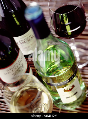 Rot und Weißwein, Flaschen & Gläser auf einem geflochtenen Hintergrund von oben gesehen Stockfoto
