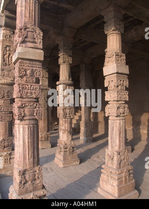 DELHI Indien Asien November einige der geschmückten Spalten in einem der Gebäude flankieren Qutab Minar Stockfoto