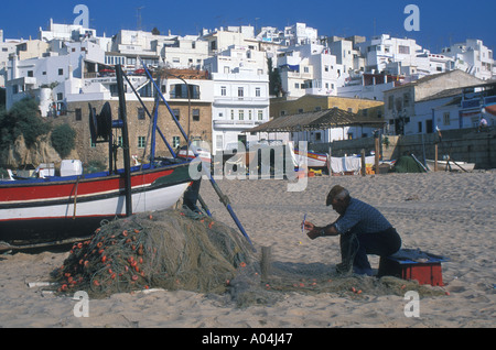 Fischer Flicken seine Netze Albufeira-Algarve-Portugal Stockfoto