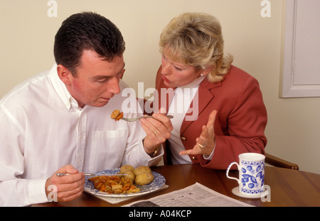 Mann und Frau, die inländischen Zeile am Esstisch Stockfoto