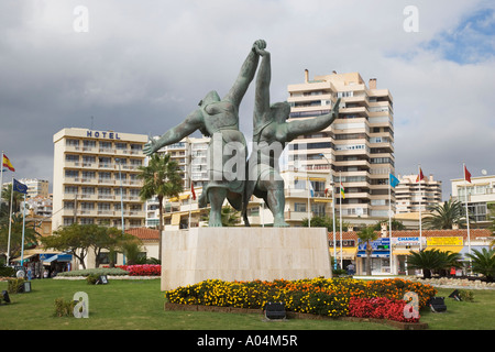 Torremolinos Costa del Sol Malaga Provinz Spanien Statue von Pablo Picasso-Gemälde zwei Frauen laufen am Strand Stockfoto