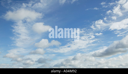Wolken am blauen Himmel Stockfoto