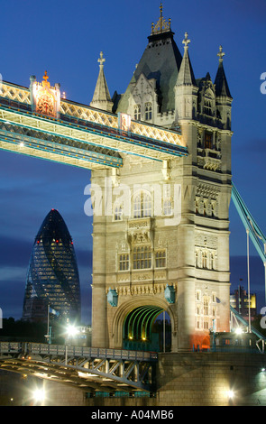 Tower Bridge London City Skyine mit Gurke in der Nacht Stockfoto