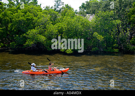 Kajak in See lohnt sich eine erhaltene unberührten Mündung John D MacArthur Beach State Park North Palm Beach Florida Stockfoto