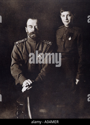 Nikolaus II., letzter Kaiser von Russland, zwischen 1918 und 1918. Hier mit seinem Sohn Alexis, 1904-1918 gesehen. Stockfoto