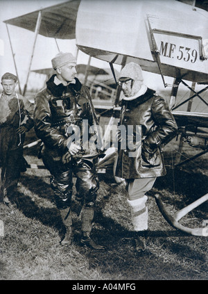 Der italienische Dichter, Schriftsteller, Flieger, Gabriele D'Annunzio, zwischen 22 und 1938, hier auf der rechten Seite zu sehen, während seines Dienstes bei der italienischen Luftwaffe. Stockfoto