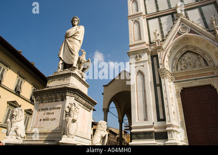 Der universelle Schriftsteller Dante Allighieri. Befindet sich vor der Kirche Santa Croce, Piazza Santa Croce, Florenz - Florenz, Italien Stockfoto