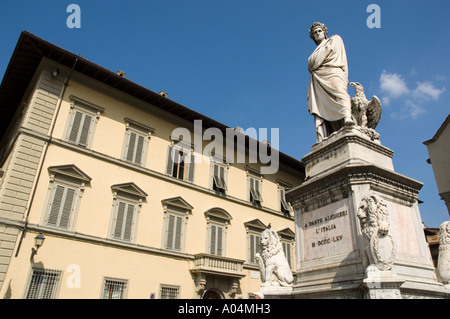 Der universelle Schriftsteller Dante Allighieri. Befindet sich vor der Kirche Santa Croce, Piazza Santa Croce, Florenz - Florenz, Italien Stockfoto