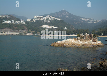 dh DEEP WATER BAY HONG KONG Island Strand und Apartment block Gebäude um bay Stockfoto