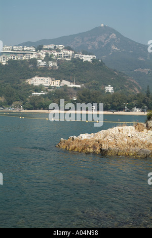 dh DEEP WATER BAY HONG KONG Island Strand und Apartment block Gebäude um bay Stockfoto